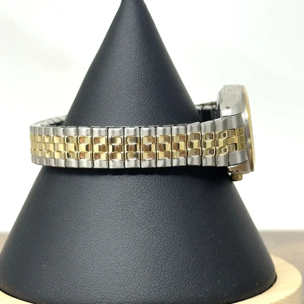 Geneva Womens Gold Tone Date Watch Water Resistant 100m Works Great